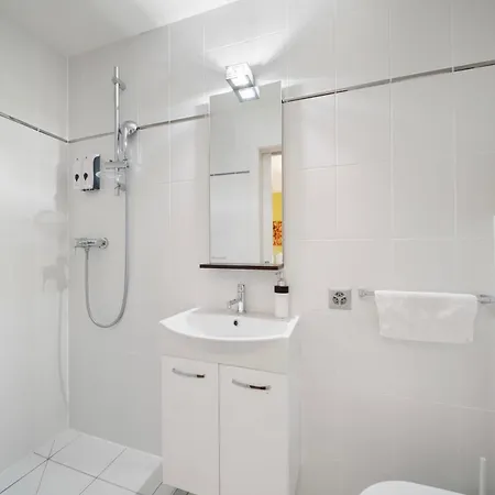 Exquisite 5-bedroom In For Families By Guestlee Arzier