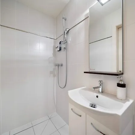 Exquisite 5-bedroom In For Families By Guestlee