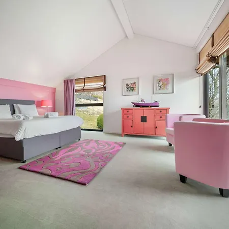 Exquisite 5-bedroom In For Families By Guestlee *