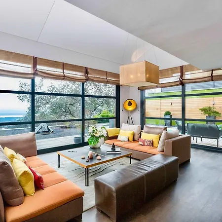 Exquisite 5-bedroom In For Families By Guestlee Villa *