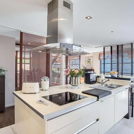 Exquisite 5-bedroom In For Families By Guestlee *