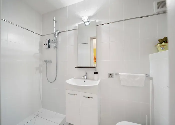 Exquisite 5-bedroom In For Families By Guestlee 阿泽尔