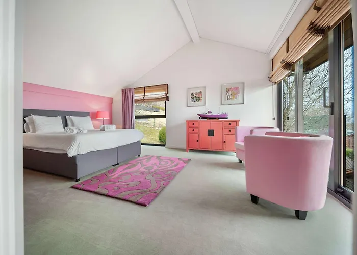 Exquisite 5-bedroom In For Families By Guestlee *