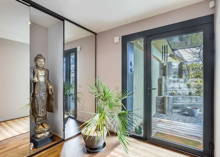 Exquisite 5-bedroom In For Families By Guestlee Arzier