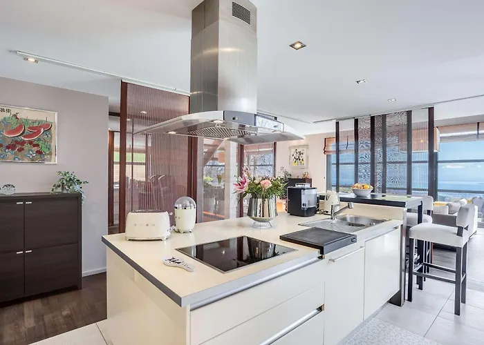 Exquisite 5-bedroom In For Families By Guestlee *