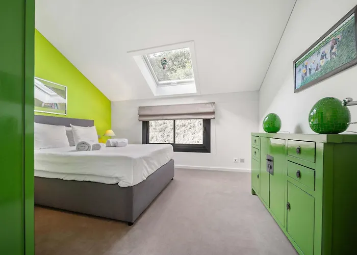 Exquisite 5-bedroom In For Families By Guestlee *