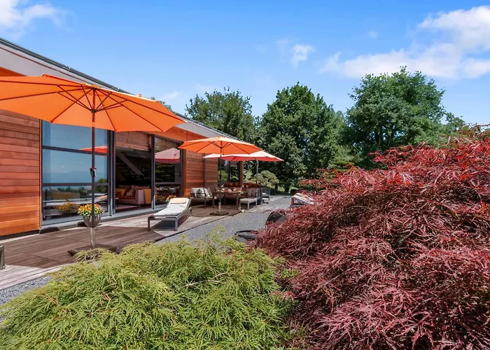 Exquisite 5-bedroom In For Families By Guestlee Villa