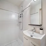 Exquisite 5-bedroom In For Families By Guestlee