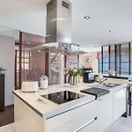 Exquisite 5-bedroom In For Families By Guestlee *