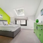 Exquisite 5-bedroom In For Families By Guestlee *