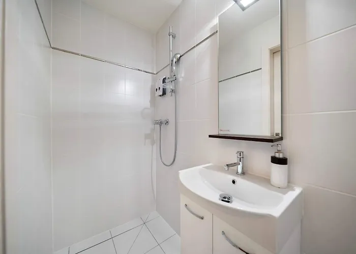 Exquisite 5-bedroom In For Families By Guestlee